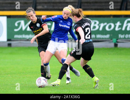 Everton ist Chloe Kelly (Mitte) beim Kampf um den Ball gegen Manchester City Jill Scott und Manchester City Aoife Mannion während Super der FA Frauen Liga Match am Merseyrail Gemeinschaft Stadion, Southport. Stockfoto