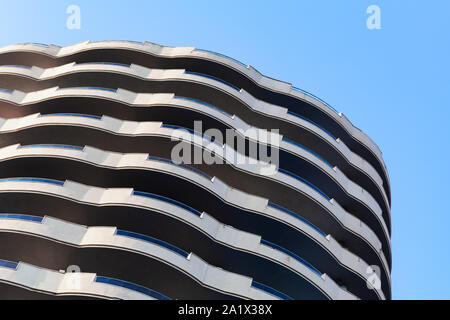 Abstrakte zeitgenössische Architektur Hintergrund, modernen Fassade Fragment mit Balkon unter blauem Himmel Stockfoto