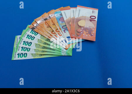 Eine Menge von Euro-banknoten liegen auf einem blauen Boden verteilen Stockfoto