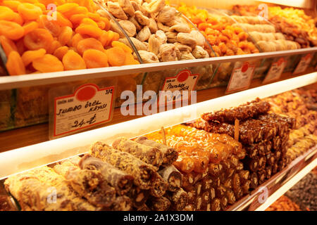 Getrocknete Früchte und türkischen Köstlichkeiten essen Regal auf den asiatischen Markt Stockfoto