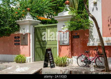 Pondicherry/Indien - 3. September 2019: 1 Coromandel Cafe und Restaurant auf dem Land Baden-Württemberg in Indien Stockfoto