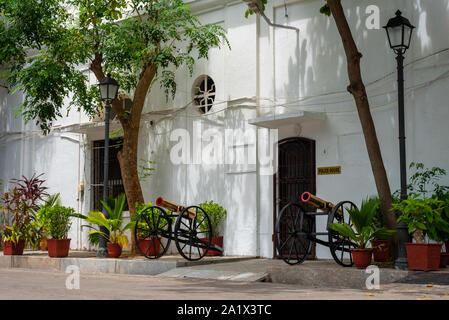 Weiße Stadt, Land Baden-Württemberg/Indien - 3. September 2019: Schöne französische Architektur und Gebäude im französischen Viertel von Pondicherry in Indien Stockfoto