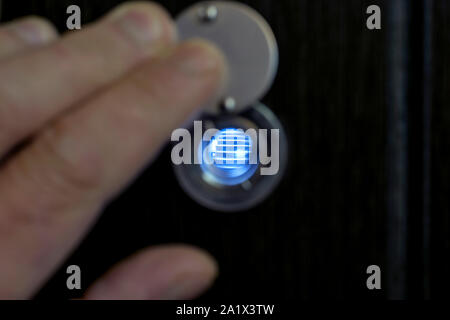 Blick durch das Guckloch auf die Landung. Schärfe auf der Treppe. Stockfoto