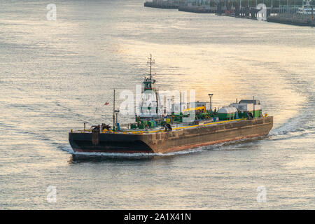 Red Hook, New York, USA - 21. September 2019: Barge in der Nähe von Red Hook in Brooklyn Stockfoto