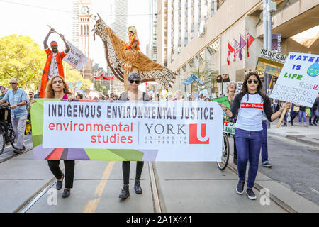 TORONTO, ONTARIO, Kanada - 27 September, 2019: "Freitags für zukünftige "Klimawandel protestieren. Tausende von Menschen März mit Zeichen auf das globale Klima. Stockfoto