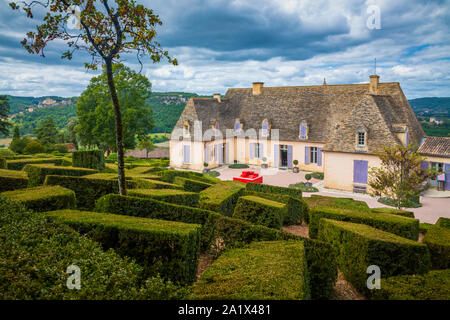 Die Gärten von Marqueyssac sind in der Stadt von Vézac entfernt, im französischen Gebiet der Dordogne, in der Region Nouvelle-Aquitaine. Es ist auf der Liste der Stockfoto