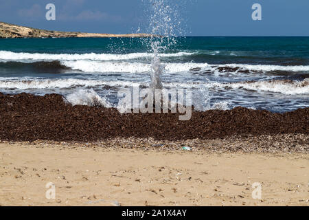 Malerischer Blick auf Halbinsel Prasonisi an der Südseite der Insel Rhodos, Griechenland mit Spritzwasser im Vordergrund. Stockfoto