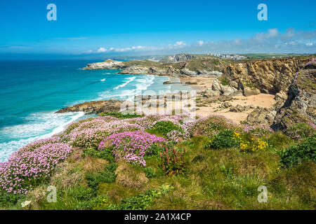 Atemberaubende Küstenlandschaft mit Newquay Strand in North Cornwall, England, Großbritannien. Stockfoto