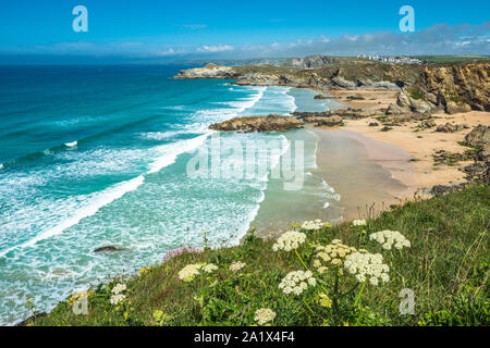 Atemberaubende Küstenlandschaft mit Newquay Strand in North Cornwall, England, Großbritannien. Stockfoto