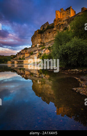 Das Château de Beynac ist ein Schloss in der Gemeinde von Beynac-et-Cazenac, im Département Dordogne in Frankreich. Das Schloss ist eines der best-p Stockfoto