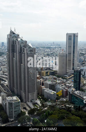 Panoramablick auf Tokio Metropole von der Aussichtsplattform des Tokyo Metropolitan Government Gebäudekomplex in Shinjuku. Stockfoto