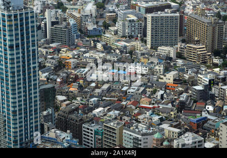 Panoramablick auf Tokio Metropole von der Aussichtsplattform des Tokyo Metropolitan Government Gebäudekomplex in Shinjuku. Stockfoto