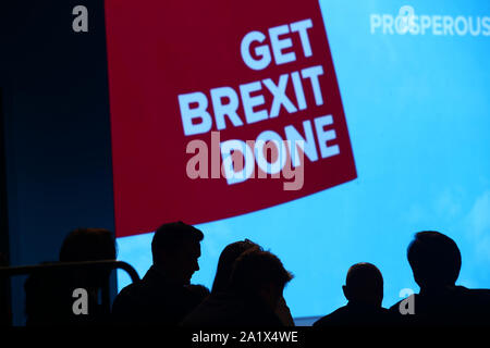 Die Leute hören auf die Lautsprecher auf dem Parteitag der Konservativen Partei in der Manchester Convention Center. Stockfoto