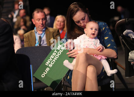 Die Leute hören auf die Lautsprecher auf dem Parteitag der Konservativen Partei in der Manchester Convention Center. Stockfoto