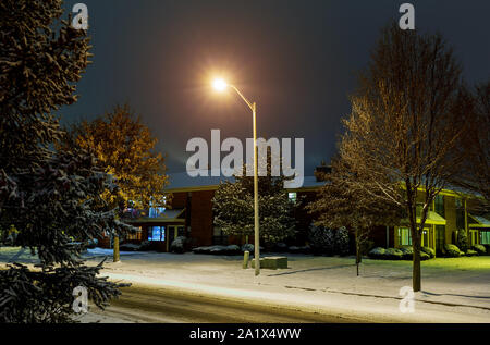 Schönen winter nacht natur Abend Landschaft mit frischem Schnee und Laternen in einem Wohngebiet bei Schneefall. Stockfoto