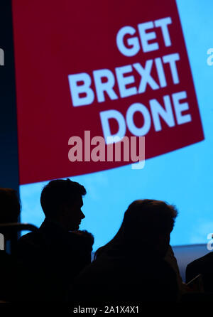 Die Leute hören auf die Lautsprecher auf dem Parteitag der Konservativen Partei in der Manchester Convention Center. Stockfoto