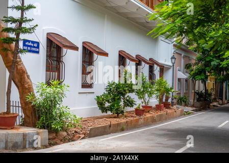 Weiße Stadt, Land Baden-Württemberg/Indien - 3. September 2019: Schöne französische Architektur und Gebäude im französischen Viertel von Pondicherry in Indien Stockfoto