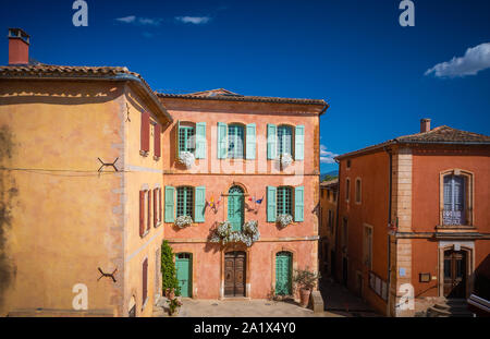 Roussillon ist eine französische Gemeinde im Département Vaucluse der Region Provence-Alpes-Côte d'Azur in Südfrankreich. Im Jahr 2016 hatte sie eine Einwohnerzahl von 1, Stockfoto