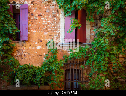 Roussillon ist eine französische Gemeinde im Département Vaucluse der Region Provence-Alpes-Côte d'Azur in Südfrankreich. Im Jahr 2016 hatte sie eine Einwohnerzahl von 1, Stockfoto