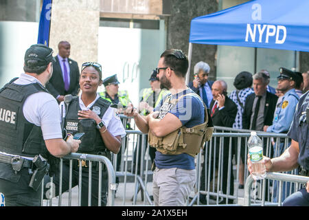 NYC, 9/27/2019: Secret Service Agenten und andere Security Personal ist bei einer Polizeikontrolle in Manhattan während der Generalversammlung der Vereinten Nationen im Einsatz. Stockfoto