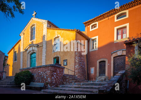 Roussillon ist eine französische Gemeinde im Département Vaucluse der Region Provence-Alpes-Côte d'Azur in Südfrankreich. Im Jahr 2016 hatte sie eine Einwohnerzahl von 1, Stockfoto