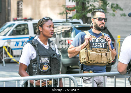 New York City, 27.9.2019: US-Federal Agent und ein Secret Service Agent an einem Kontrollpunkt in Manhattan während der UN-Vollversammlung. Stockfoto