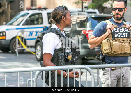 New York City, 27.9.2019: US-Federal Agent und ein Secret Service Agent stehen an einem Checkpoint in Manhattan während der UN-Vollversammlung. Stockfoto