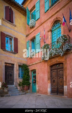 Roussillon ist eine französische Gemeinde im Département Vaucluse der Region Provence-Alpes-Côte d'Azur in Südfrankreich. Stockfoto