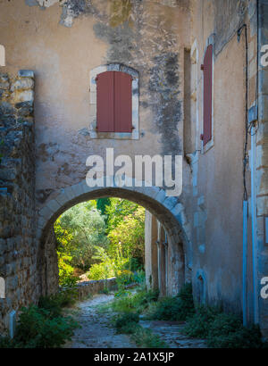 Oppède ist eine Gemeinde im Departement Vaucluse in der Region Provence-Alpes-Côte d'Azur in Südfrankreich. Oppidum ist das lateinische Wort für 'Ort'. Stockfoto