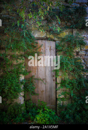 Oppède ist eine Gemeinde im Departement Vaucluse in der Region Provence-Alpes-Côte d'Azur in Südfrankreich. Oppidum ist das lateinische Wort für 'Ort'. Stockfoto