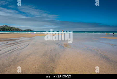 Gelber Sand der Great Western Beach in Newquay an der Nordküste von Cornwall. England. UK. Stockfoto