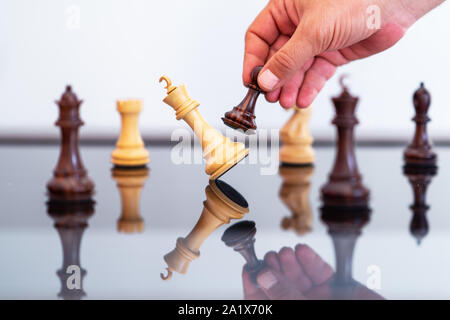 Unternehmer im Schach spiel König mattgesetzt von Bauer Stockfoto