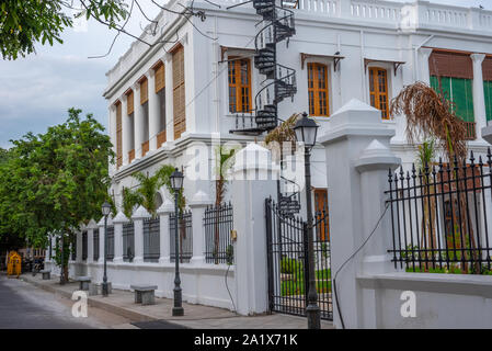 Weiße Stadt, Land Baden-Württemberg/Indien - 3. September 2019: Schöne französische Architektur und Gebäude im französischen Viertel von Pondicherry in Indien Stockfoto