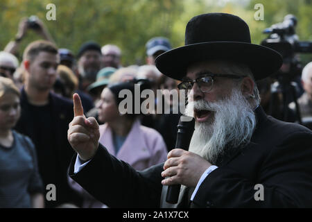 Kiew, Ukraine. 29 Sep, 2019. Die Leute hören zu Rabbi während des Gebetes, wie sie die jährlichen März Beteiligen der Erinnerung mehr als 33 Tausende von Kiew Juden durch die Nazis in Babi Yar vor 78 Jahren zu gedenken, in Kiew, Ukraine, September 26, 2019. Der März der Erinnerung 78. Jahrestag der Massenexekution von Kiew Juden in Babi Yar zu markieren. Credit: sergii Kharchenko/ZUMA Draht/Alamy leben Nachrichten Stockfoto