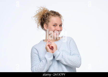 Junge blonde lockige lachende Frau, die positive Stimmung. Studio gedreht. Stockfoto