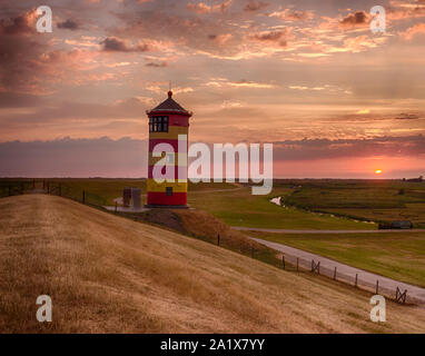 Ottos Leuchtturm in Pilsum am Morgen Stockfoto