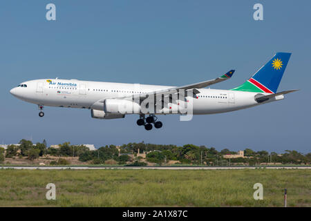 Air Namibia Airbus A 330-243 (Reg: V5-ANP) Ankunft in Malta, die für die Wartung von Lufthansa Technik Stockfoto