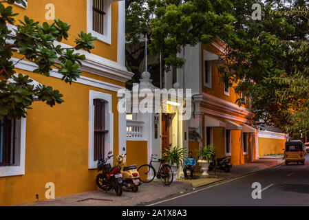 Weiße Stadt, Land Baden-Württemberg/Indien - 3. September 2019: Schöne französische Architektur und Gebäude im französischen Viertel von Pondicherry in Indien Stockfoto