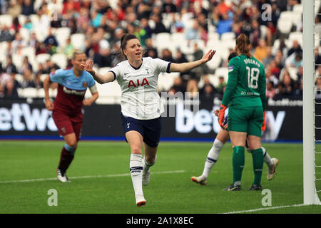 London, Großbritannien. 29 Sep, 2019. Lucy Quinn von Tottenham Hotspur Frauen feiert nach dem zweiten Ziel ihres Teams zählen. Barclay's super FA Women's League match, West Ham Utd Frauen v Tottenham Hotspur Frauen an der London Stadium, Queen Elizabeth Olympic Park in London am Sonntag, den 29. September 2019. Dieses Bild dürfen nur für redaktionelle Zwecke verwendet werden. Nur die redaktionelle Nutzung, eine Lizenz für die gewerbliche Nutzung erforderlich. Keine Verwendung in Wetten, Spiele oder einer einzelnen Verein/Liga/player Publikationen. Credit: Andrew Orchard sport Fotografie/Alamy leben Nachrichten Stockfoto