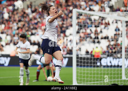 London, Großbritannien. 29 Sep, 2019. Lucy Quinn von Tottenham Hotspur Frauen feiert nach dem zweiten Ziel ihres Teams zählen. Barclay's super FA Women's League match, West Ham Utd Frauen v Tottenham Hotspur Frauen an der London Stadium, Queen Elizabeth Olympic Park in London am Sonntag, den 29. September 2019. Dieses Bild dürfen nur für redaktionelle Zwecke verwendet werden. Nur die redaktionelle Nutzung, eine Lizenz für die gewerbliche Nutzung erforderlich. Keine Verwendung in Wetten, Spiele oder einer einzelnen Verein/Liga/player Publikationen. Credit: Andrew Orchard sport Fotografie/Alamy leben Nachrichten Stockfoto