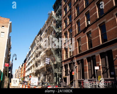 Klassische Fassade in der Innenstadt von Lower Manhattan. Stockfoto