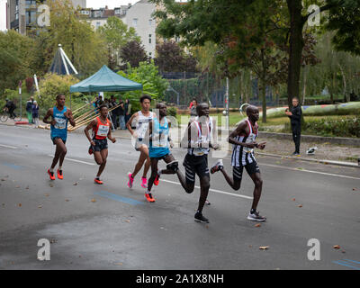 BERLIN, DEUTSCHLAND - 29. SEPTEMBER 2019: Gruppe am Berlin Marathon 2019 mit Abel Kipchumba und Yohanes Gebregergish in Berlin, Deutschland Stockfoto