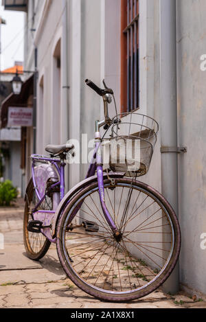 French Quarter, Pondicherry/Indien - 3. September 2019: Straße geparkten Fahrräder auf der Straße Gehwege in Pondicherry. Stockfoto