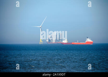 Windenergieanlagen Installation. Die Bucht von Aberdeen, Aberdeenshire, Schottland, Großbritannien Stockfoto