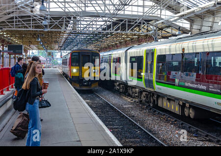 Am Bahnhof Crewe (Cheshire, England) Bahnhof und Pendler für das Warten auf die Plattform Nummer 3 Anreisen. Stockfoto