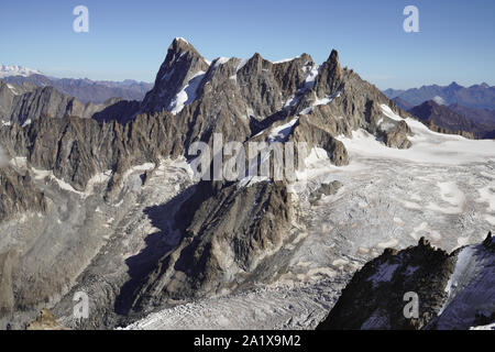 Grandes Jorasses 4208 m (13,806 ft) und Dent du Geant Berg mit scharfen Pinnacle. Mont Blanc Massiv, Haute-Savoie, Frankreich und Aostatal, Italien. Stockfoto