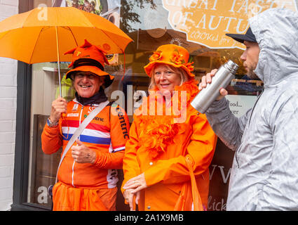 Holländische Fans in Deckung von heftigem Regen am letzten Tag der UCI Rad WM, Harrogate, UK, 29. September 2019 Stockfoto