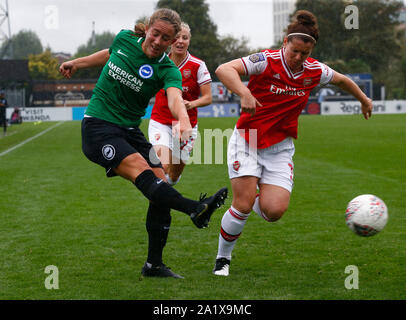 Boreham Wood, Großbritannien. 29 Sep, 2019. Portsmouth, England - 29. SEPTEMBER: L-R Maya Le Tissier von Brighton und Hove Albion WFC nimmt auf Emma Mitchell von Arsenal während Super Barclay's FA Women's League Spiel zwischen Arsenal Frauen und Brighton und Hove Albion Frauen an der Wiese Park Stadion am 29. September 2019 in Boreham Wood, England Credit: Aktion Foto Sport/Alamy leben Nachrichten Stockfoto