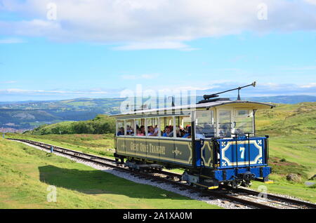 Jahrgang der Great Orme Tramway in der Nähe der Gipfel. Blick auf Great Orme County Park. Llandudno, Wales, UK. Stockfoto