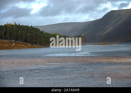 Loch Muick in Royal Deeside. Aberdeenshire, Schottland, Großbritannien. Cairngorms National Park. Stockfoto